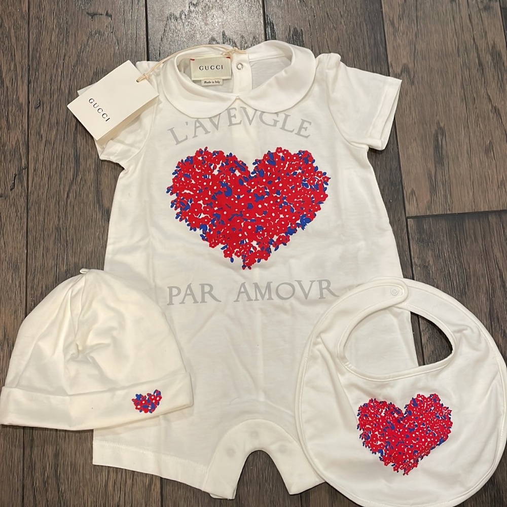 NWT Gucci Baby Valentines Day Romper with bib and gift box